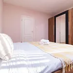 Comfortable 2br Urban Getaway In Center By Flat Mаnager Apartament