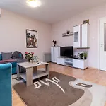 Comfortable 2br Urban Getaway In Center By Flat Mаnager Appartement