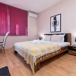 Appartement Comfortable 2br Urban Getaway In Center By Flat Mаnager *