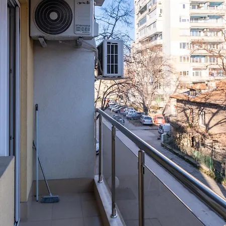 Comfortable 2br Urban Getaway In Center By Flat Mаnager Apartament
