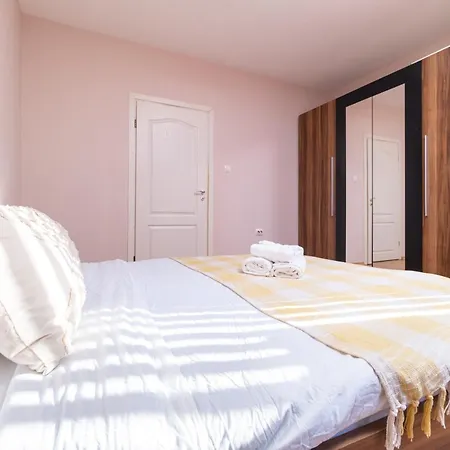 Comfortable 2br Urban Getaway In Center By Flat Mаnager Apartament
